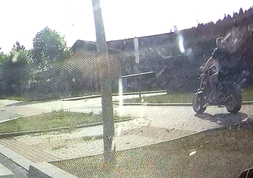 Po chodníku na motorce s dítětem bez přilby aneb kandidát na titul „Hlupák roku“