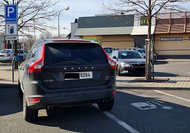 „Máš mít benzín!“ Lidé se na sociálních sítích hádají kvůli blokování dobíjecích míst