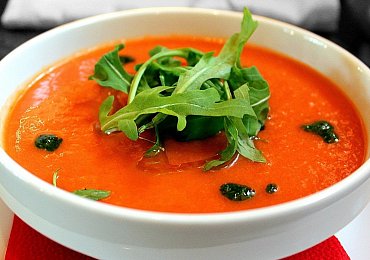 Gazpacho je u nás málo známá, ale levná a chutná studená polévka, která v horku skvěle osvěží