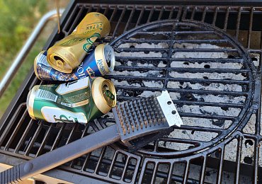 Na vyčištění připáleného grilu využijte zbytky piva z grilovačky. V nouzi pomůže i alobal