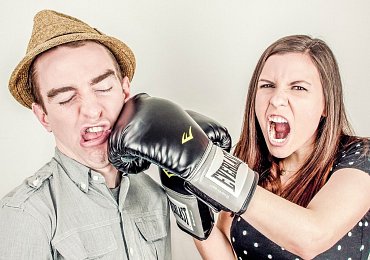 Při domácích neshodách nechte ego za dveřmi, jinak za nimi skončíte sami