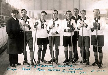 Čeští hokejisté prohráli na olympiádě v roce 1920 s USA 0:16. I tak přivezli bronz. Stačil jediný gól