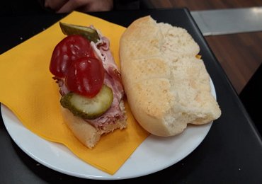 Zkusili jsme, jak chutnají obložené housky z bufetu. Ty z Globusu mají zajímavou „vychytávku“