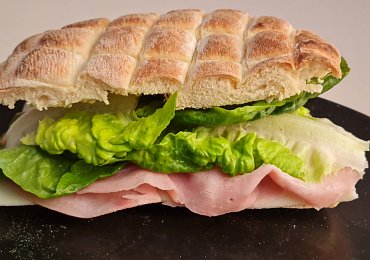 Levná večeře do 25 korun na osobu nemusí být jenom obložená houska. Pochutnat si můžete i na italské dobrotě