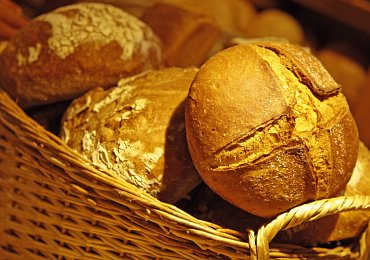 Pečivo vám neprodám, tady jste na vesnici, řekla mi prodavačka v řeznictví, když jsem chtěl dvě housky k tlačence