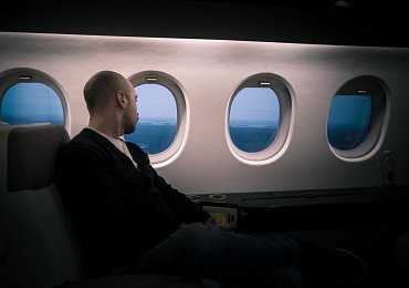 Nejdražší místo v letadle stojí přes milion korun. Nabídne však horkou sprchu nebo vlastního komorníka