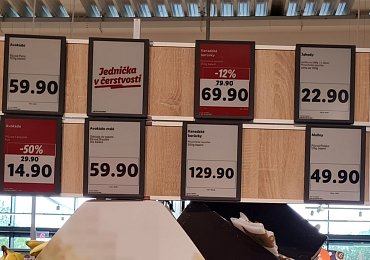 „Lidl nás klame“, stěžuje si zákaznice. „Naše cenovky splňují platnou legislativu,“ reaguje řetězec