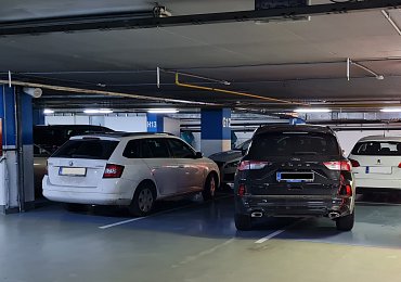 „Neotravuj a dej si to jinam“, řekla nám řidička, která postavila auto přes dvě místa