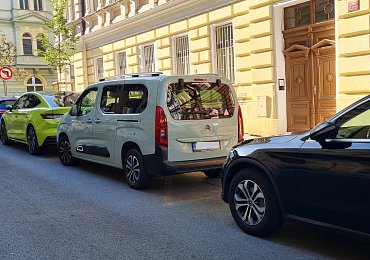 „Starej se o sebe“, okřikla nás řidička, která v Praze zaparkovala na žluté klikaté čáře před vjezdem do garáže, a odešla