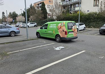 Bez placení, bez ohledu na ostatní, bez slušnosti. Kurýrní služby zabírají soukromá parkovací místa