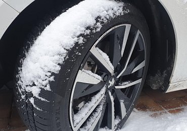 Zimní pneumatiky na jaře rozhodně nedojíždějte. Nevyplatí se to