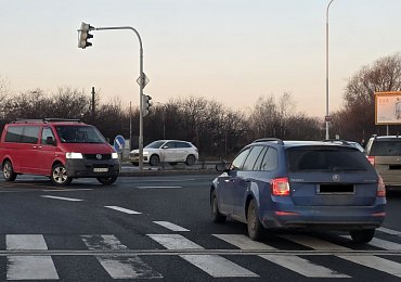 Kontrola padesátky na Průmyslové jako „zlatý důl“ pro policii. Hazard o pár metrů dál laxně přehlíží