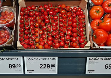 „Nevydělávám málo, ale kilogram rajčat za 230,- korun je tedy vážně už trochu moc,“ píše kadeřnice z Prahy