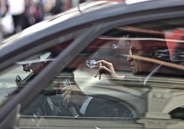 „Submarining“ v autě vás může uškrtit. Volant nelíbejte a k správnému sezení pomůže zaťatá pěst