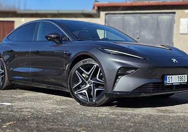 Rising F7 77 kWh RWD – První dojmy aneb může tenhle čínský krasavec za za 1,2 milionu přetáhnout zákazníky Tesly?