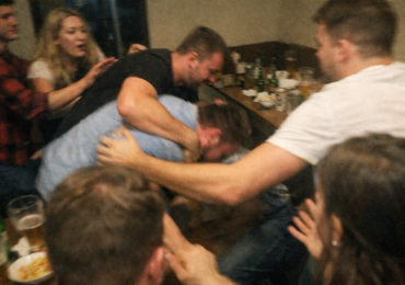 Rozhodl jediný hod korunou a z nevinné hry na narozeninové oslavě byla během chvíle velká hádka a rvačka