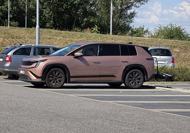 Špionáž na D10: Exempláře modelu Škoda Peaq brázdí dálnice s nosiči kol i vozíkem