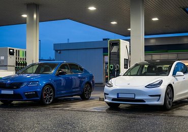 Ojetá Tesla Model 3 proti Octavii RS 2.0 TSI: elektromobil ušetří za tři roky přes 150 tisíc