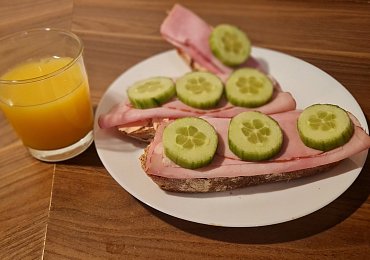 Levná večeře? Chléb se šunkou to už dávno rozhodně není