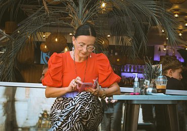 „Jasně, že to jsem já", tvrdila mi žena na prvním rande. Bylo jí ale tak o dvacet víc a byla zmalovaná jako klaun