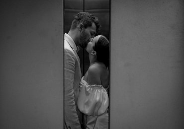 „Nepřivrtal byste mi poličku?“ zeptala se mě sousedka ve výtahu. Souhlasil jsem a dnes jí platím 7 tisíc měsíčně