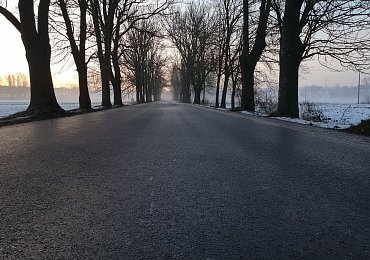 Pozor na tzv. „černý led“. Řidiči ho často podceňují a končí v příkopech podél silnic