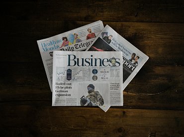 Noviny umírají. Scrollujeme, posloucháme a lajkujeme – jak se změnili Češi za 10 let?
