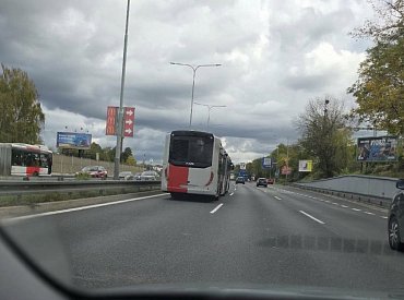 Na tachometru přes 80 km/h aneb autobusy na Jižní spojce do levého pruhu smí, rychlost však platí pro všechny