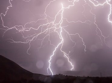 Mýtus o podřepu na jedné noze aneb jak se chovat při bouřce