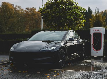 830 km bez nabíjení? Tesla to umí – jen ne v Evropě
