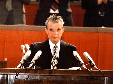 Nemocnice starce nad 65 let nebraly. Rumunský diktátor Ceaușescu splatil miliardový dluh, ale vlastní národ nechal hladovět