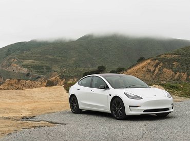 Tesla chystá dostupnější elektromobil: Menší a levnější Model Y