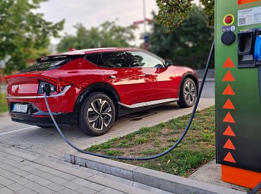 Používání elektromobilu za deště a bouřky má svá pravidla