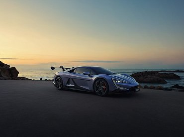 Je levnější než Ferrari, výkonnější než Tesla a vyrábí se v Číně. A teď míří do Evropy