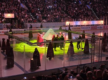 Z hokejové Sparty se stává Holiday on Ice. Tleská se, ale ne hokeji. Ten je zatím spíše k breku