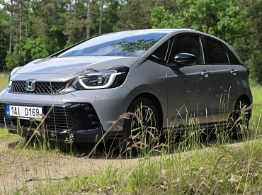 Zapomeňte na elektromobily, hybridní Honda Jazz ujede na nádrž tisíc kilometrů a je extrémně praktická