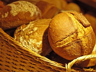 Pečivo vám neprodám, tady jste na vesnici, řekla mi prodavačka v řeznictví, když jsem chtěl dvě housky k tlačence