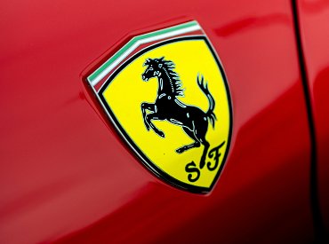 „Sundejte z toho loga koně“ Bývalý šéf Ferrari ostře odsoudil elektrický model Luce