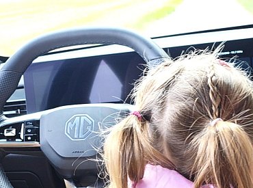 Společnost MG Motor se stala partnerem iniciativy Mezi Dveřmi. Společně otevírají téma ohrožených dětí