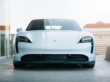 Porsche bourá stereotypy: Nové elektromobily budou “řadit” jako klasická sportovní auta
