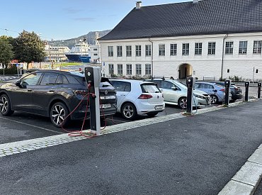 Norsko hlásí: „Mise splněna!“ Spalovací auta končí, teď přichází daně i na elektromobily