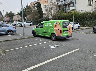 Bez placení, bez ohledu na ostatní, bez slušnosti. Kurýrní služby zabírají soukromá parkovací místa