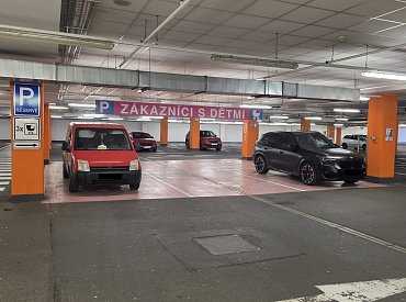Černé auto, růžové místo. Arogance na parkovištích, která už asi málokoho překvapí