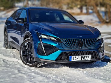 Peugeot 408 GT 1.2 Hybrid 145 GT e-DCS6 je šarmantní francouzská stylovka