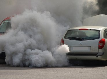 Přibližně polovinu ojetých vozů kupují lidé mimo autobazary. Za prověrku ojetiny šetří, přitom základní informace jsou zdarma