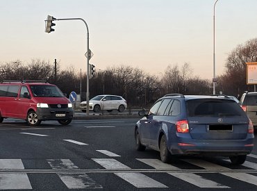 Kontrola padesátky na Průmyslové jako „zlatý důl“ pro policii. Hazard o pár metrů dál laxně přehlíží