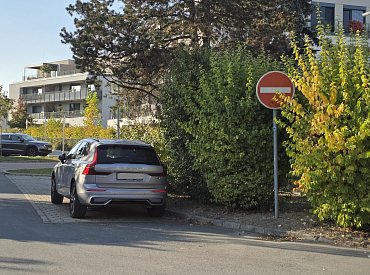 Projev hulvátství a naprosté ignorace: Řidič Volva si s předpisy hlavu neláme, riziko postihu je minimální