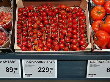 „Nevydělávám málo, ale kilogram rajčat za 230,- korun je tedy vážně už trochu moc,“ píše kadeřnice z Prahy