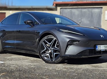 Rising F7 77 kWh RWD – První dojmy aneb může tenhle čínský krasavec za za 1,2 milionu přetáhnout zákazníky Tesly?