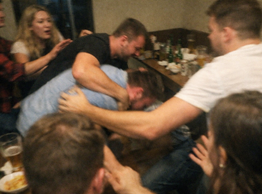 Rozhodl jediný hod korunou a z nevinné hry na narozeninové oslavě byla během chvíle velká hádka a rvačka